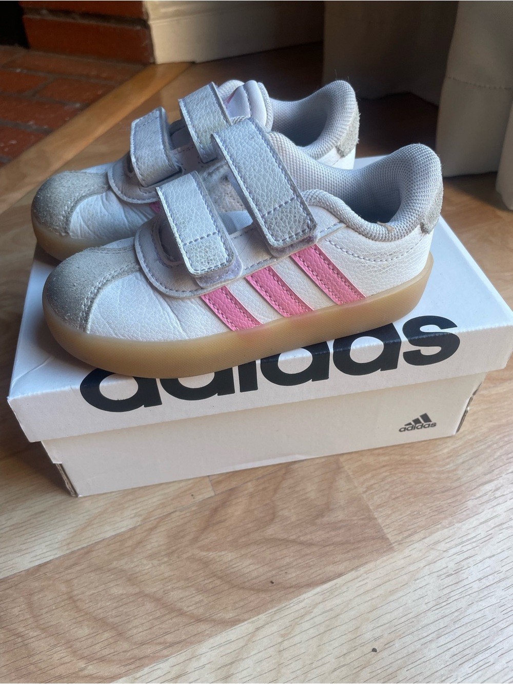 7 k in great condition adidas Kids White Sneakers with Pink Stripes and Gum Sole